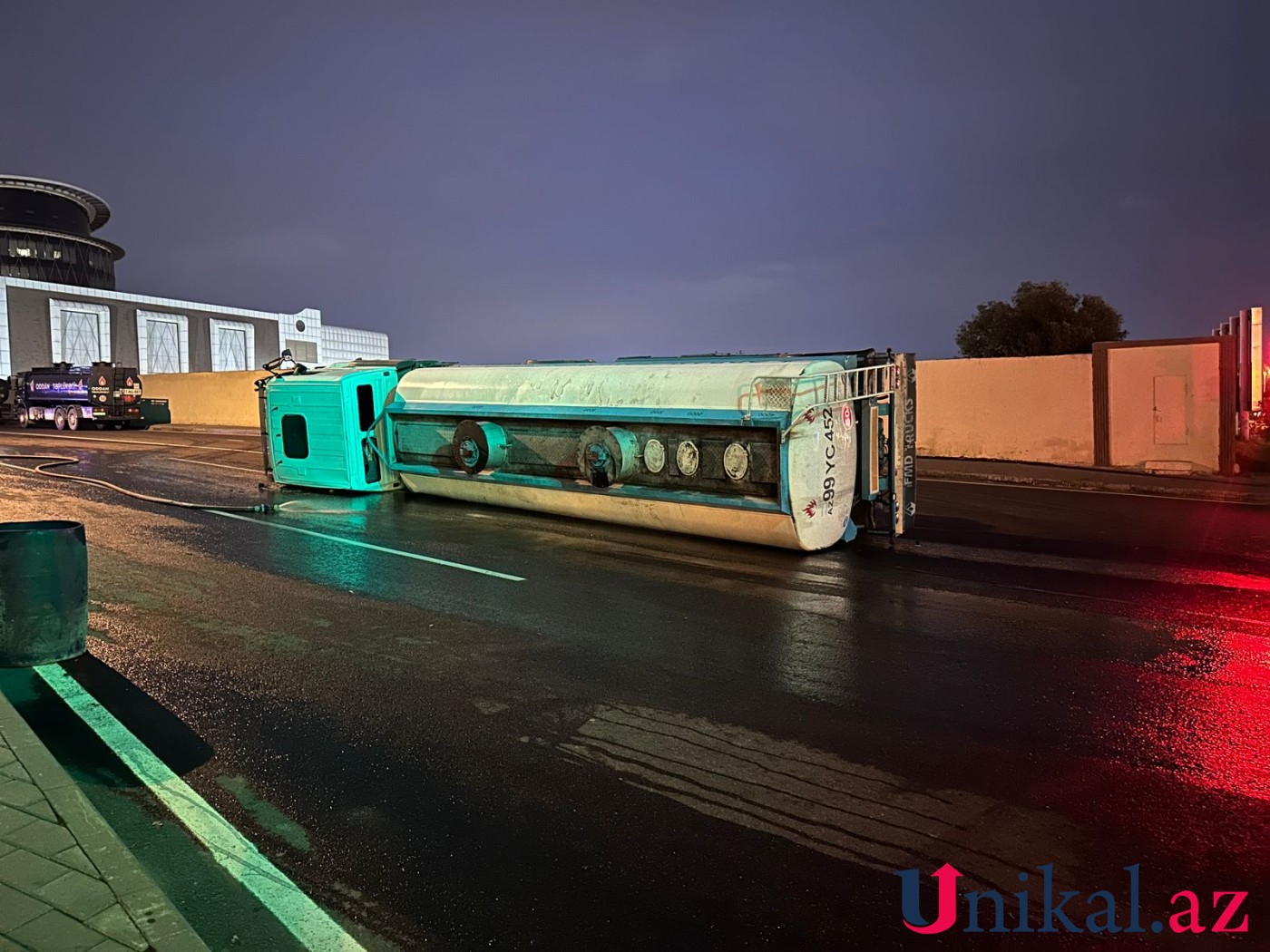 Bakıda yanacaq daşıyan tanker aşdı - FOTOLAR